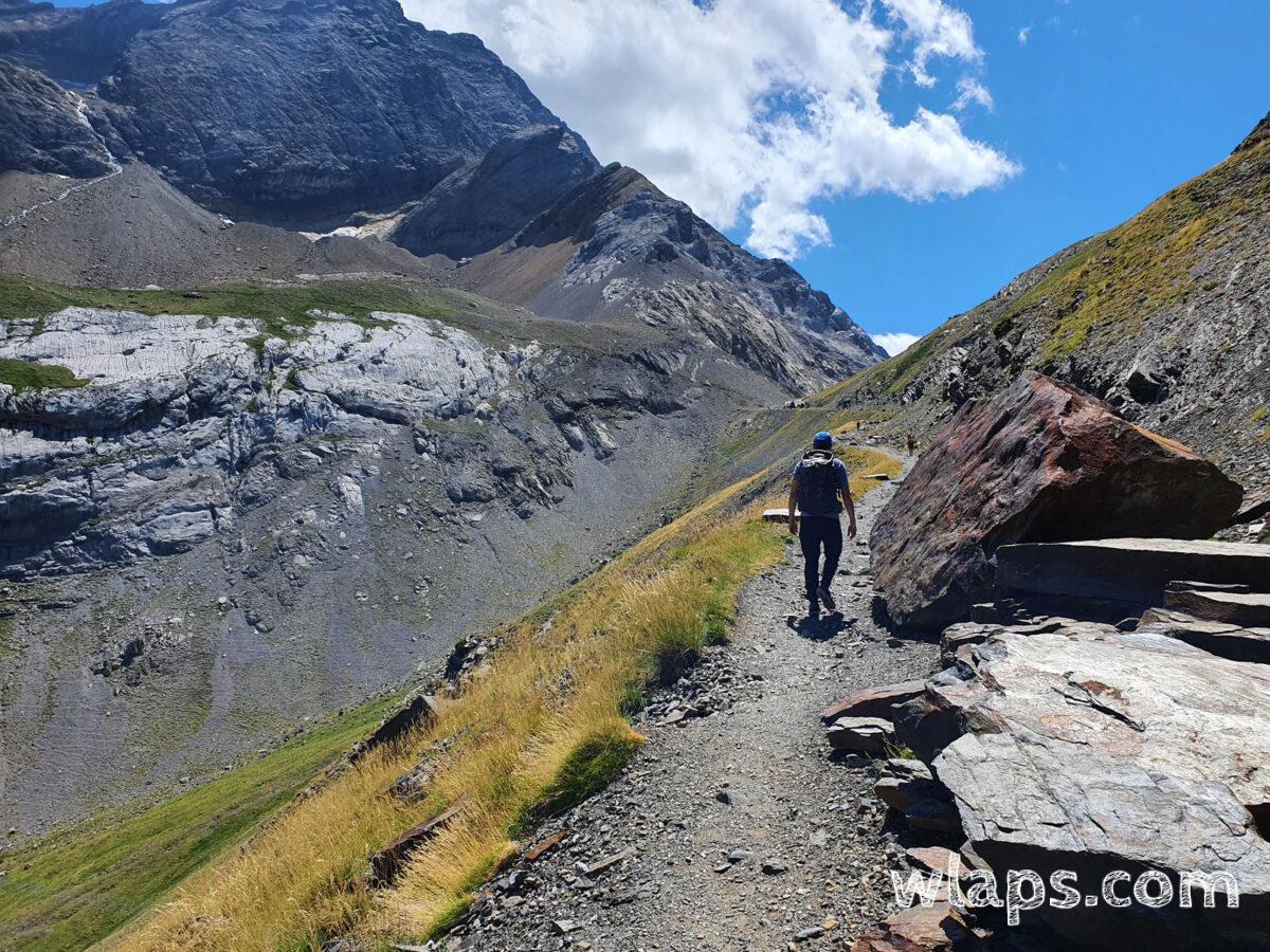 Randonneur qui marche sur le chemin de randonnée depuis le col de Tentes
