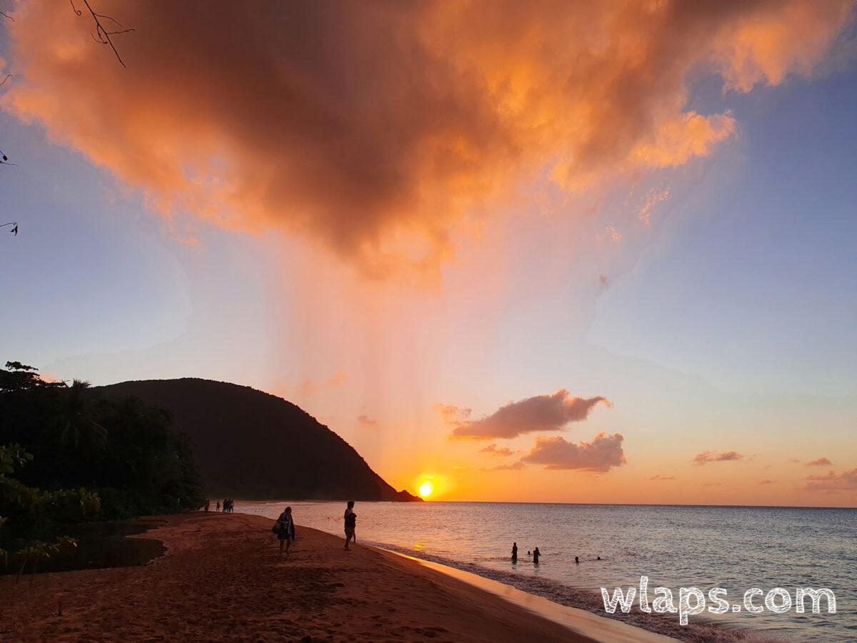 Nuage et pluie sur le coucher de soleil dans le nord de Basse Terre
