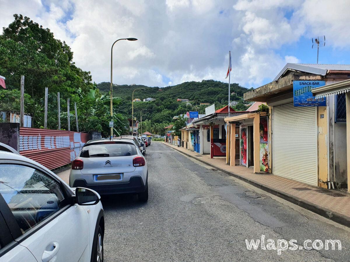 Promenade dans le village de Deshaies en Guadeloupe