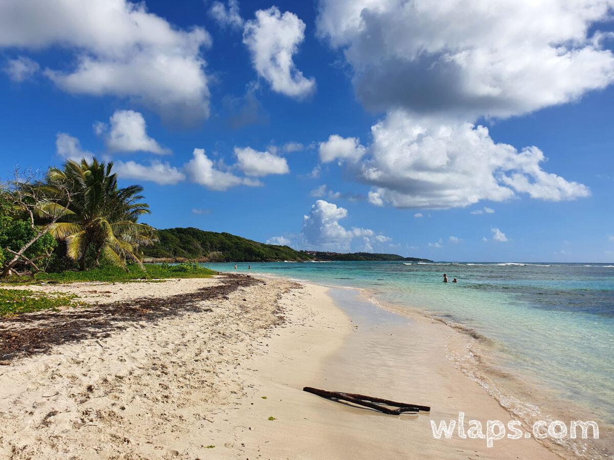Les randonnées en Guadeloupe sont géniales car les chemins balisés passent souvent sur la plage, comme ici