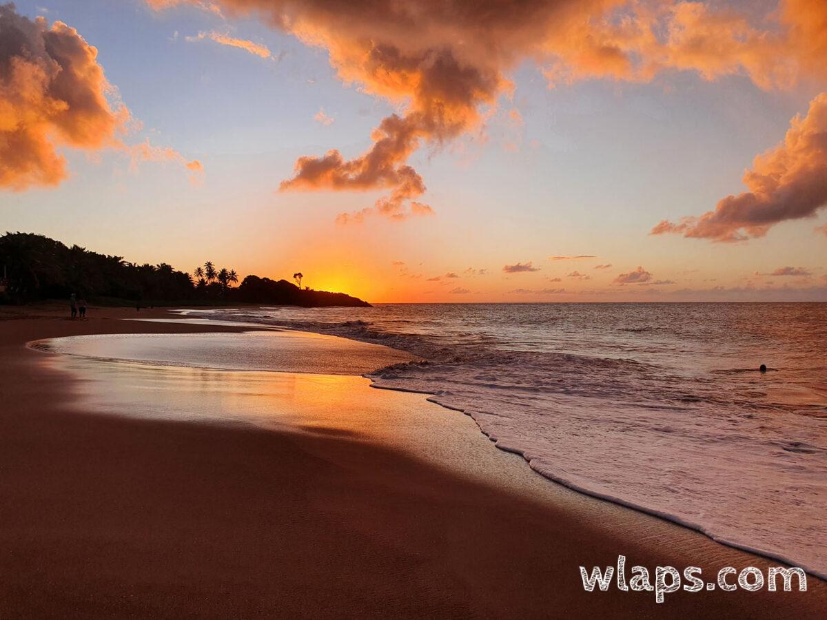 Si vous cherchez où assister au coucher de soleil, ne cherchez plus : Anse Rifflet ou à côté, plage de la Perle en Guadeloupe