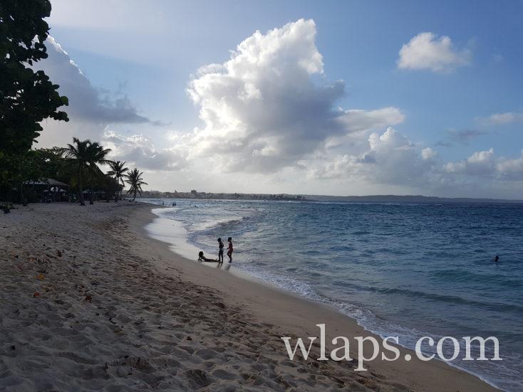 Plage de l'Autre Bord au Moule en Guadeloupe, au coucher du soleil
