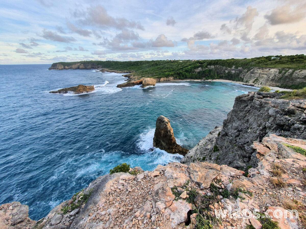 Sur la gauche de la Porte d'enfer du Moule, le long des falaises