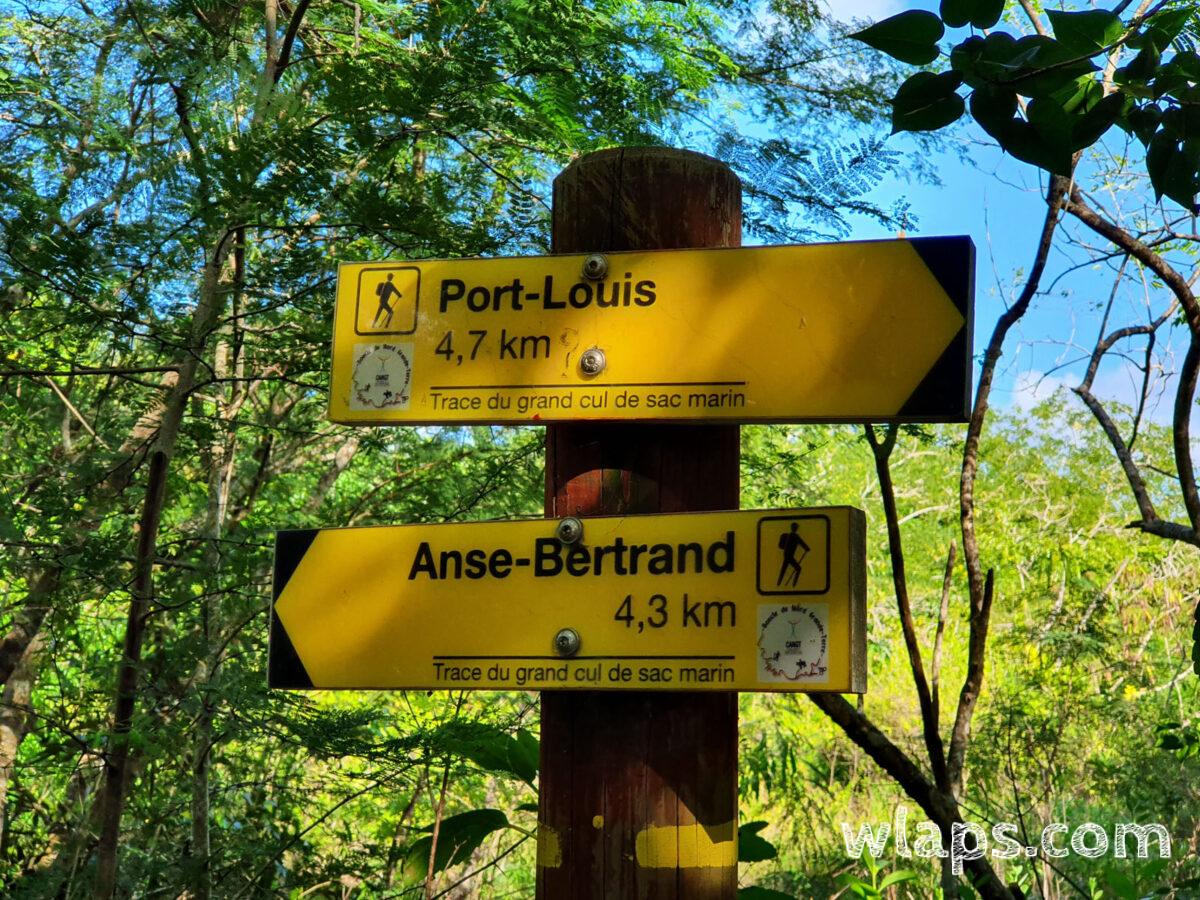 Panneaux de randonnée de Port-Louis à Anse-Bertrand : trace du grand cul de sac marin