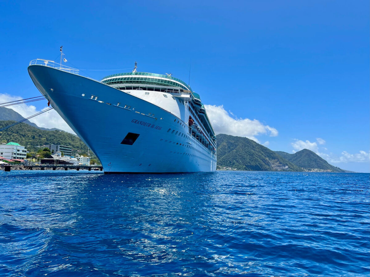 Bateau le long des côte de la Dominique
