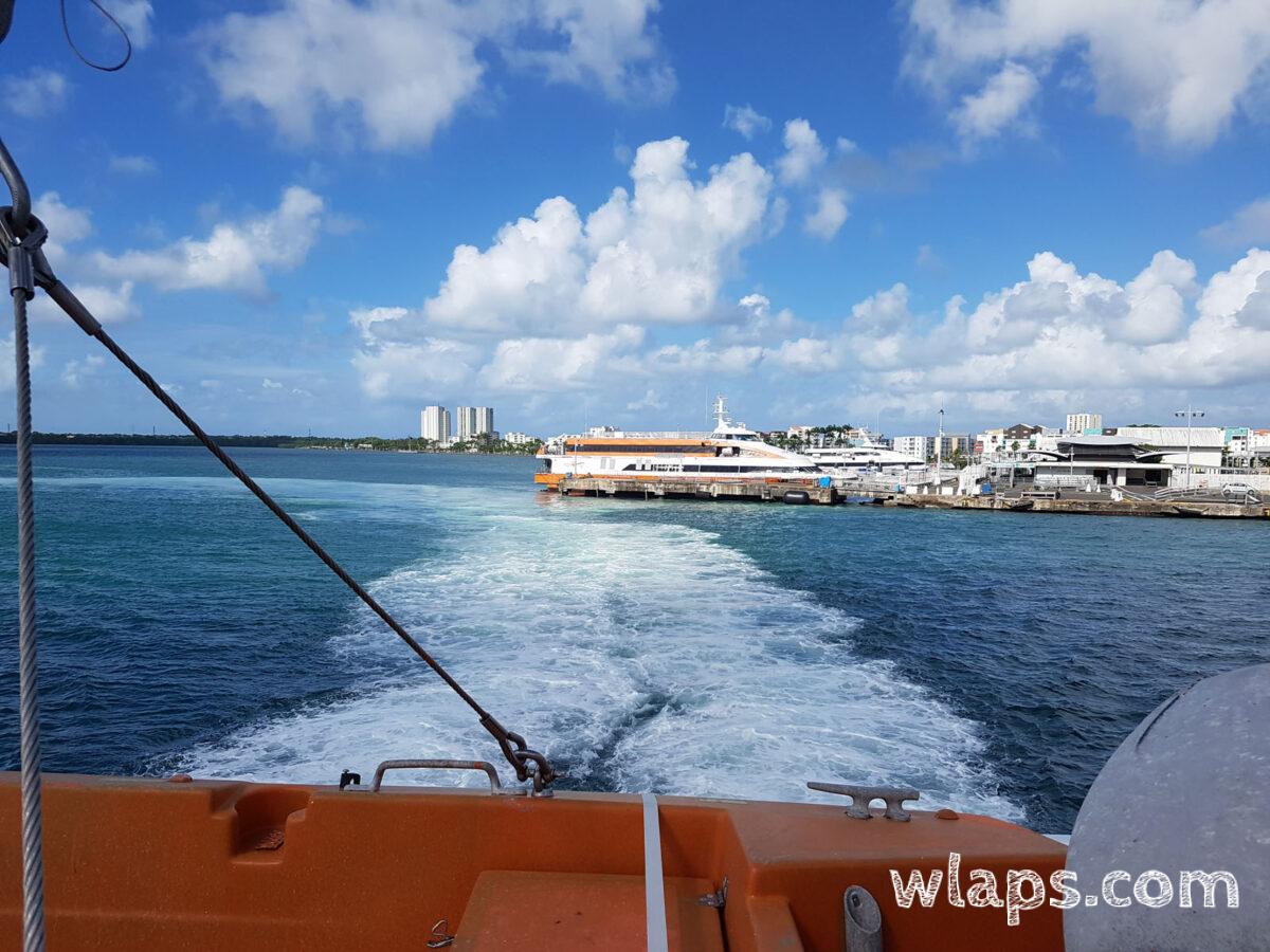 Le bateau quitte le port de Pointe-à Pitre