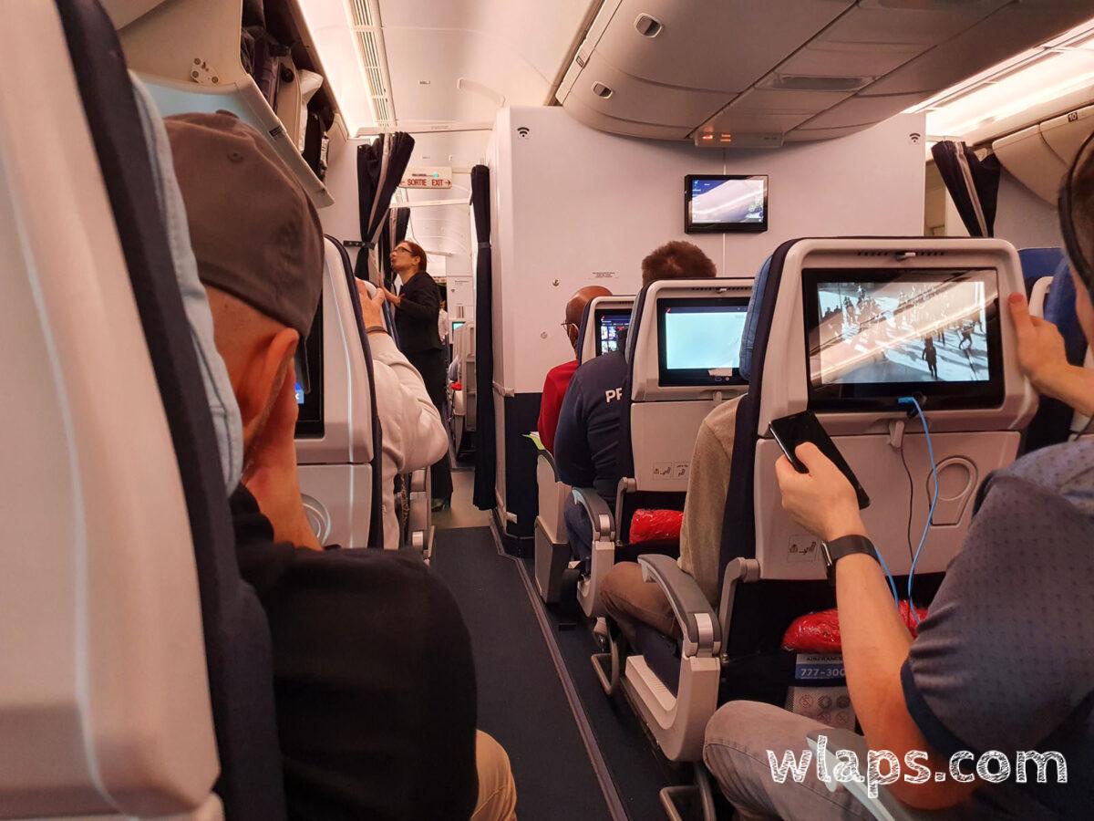 À bord de l'avion retardé Air France, car un passager malade est en train d'être évacué après avoir embarqué dans l'avion