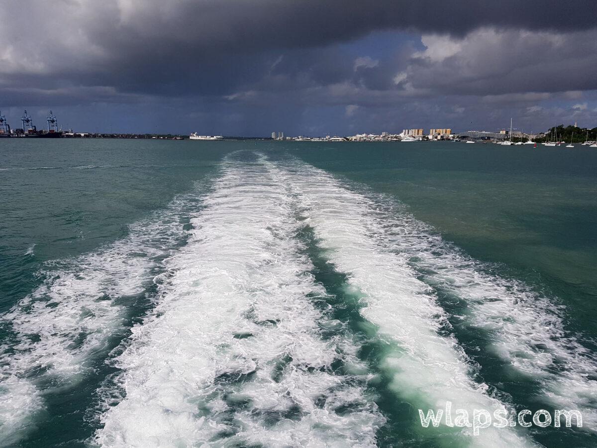 Le ferry quitte le port à destination de Roseau