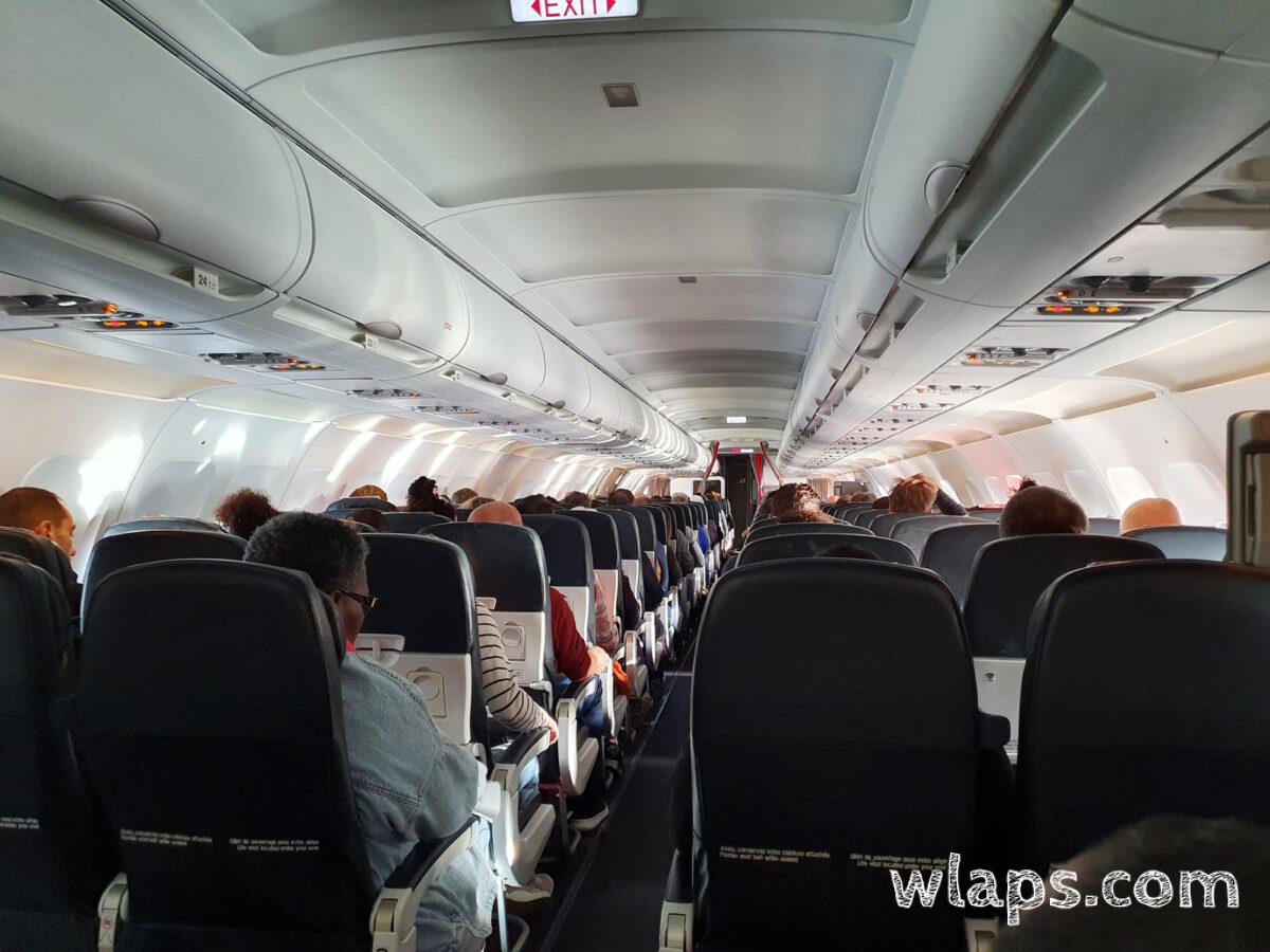 Dans l'avion, où un monsieur a été victime de surbooking par la compagnie aérienne, pas de solution trouvée