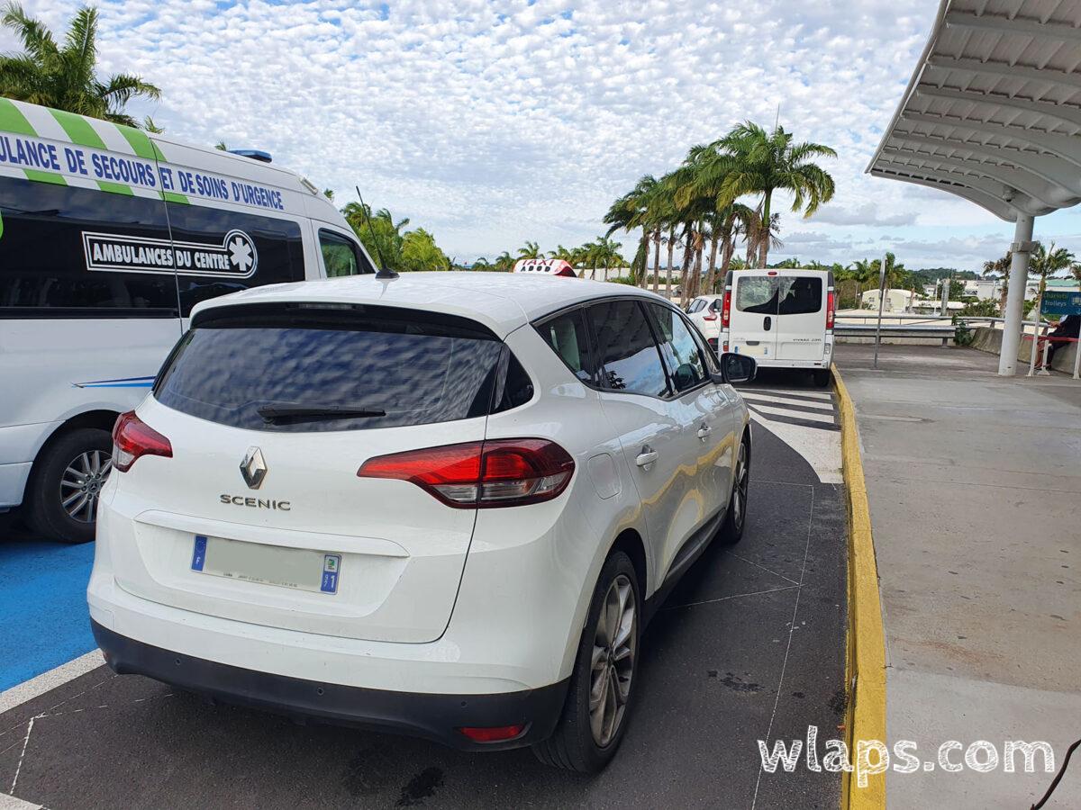 Notre chauffeur nous attend devant l'aéroport Pôle Caraïbes