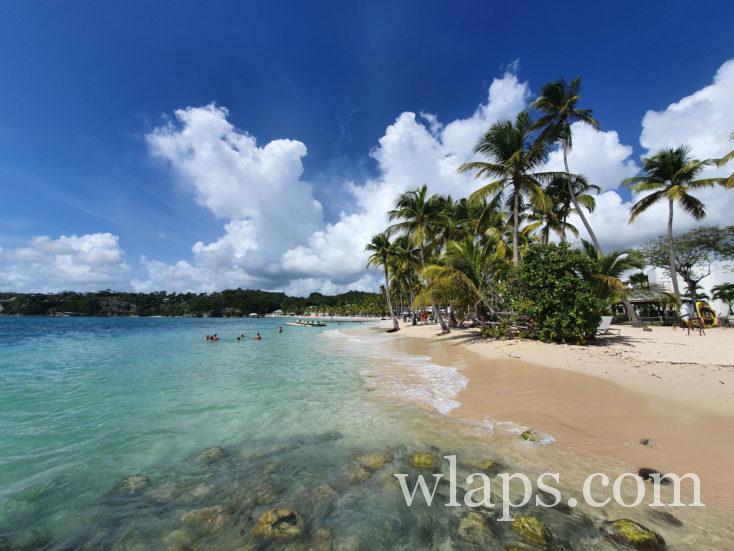 peu de monde à la plage de la caravelle à sainte anne