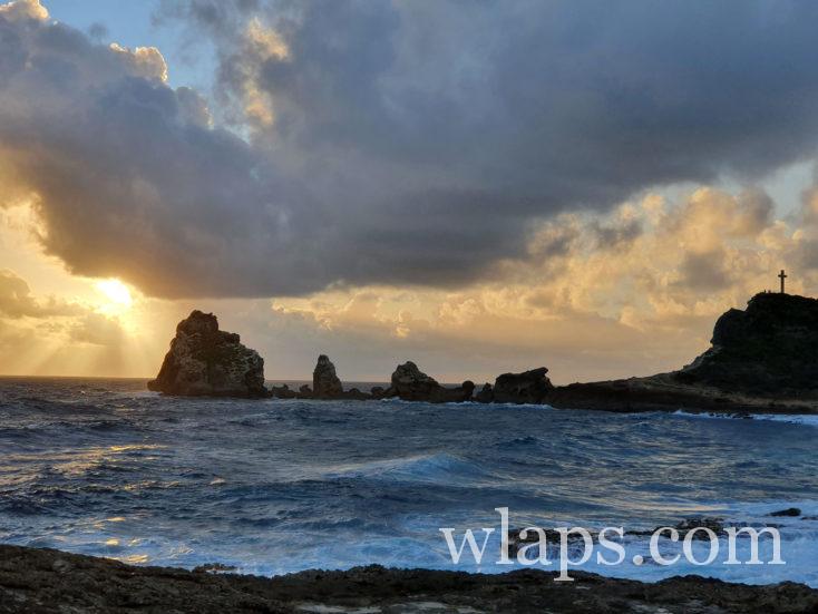 lever du soleil à la Pointe des Châteaux en Guadeloupe