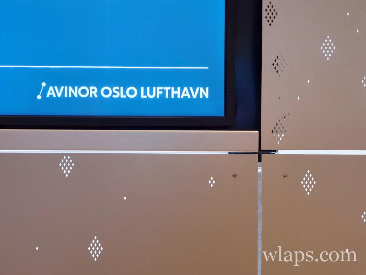 motifs d'un panneau à l'aéroport d'Oslo