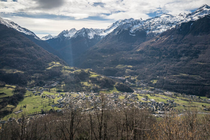 Point de vue sur le village de Luz Saint Sauveur dans les Pyrénées